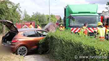 Dendermonde: auto mist bocht en botst tegen vrachtwagen, bestuurder zwaargewond - TV Oost