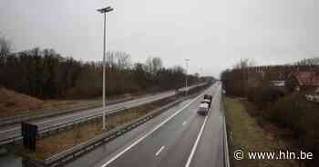 Brandend voertuig op E313 richting Luik in Hoeselt: rijbaan volledig afgesloten - Het Laatste Nieuws