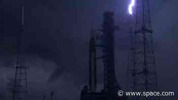 Lightning strikes Artemis 1 launch pad 2 days before liftoff (video)