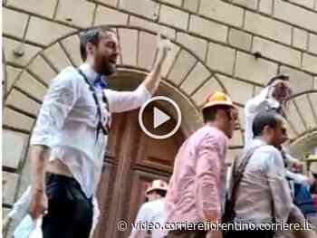 Siena, la parata della contrada del Leocorno sorpresa dal temporale - Corriere della Sera