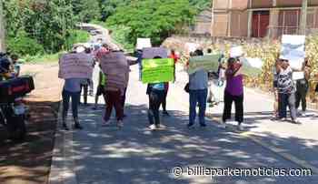 Bloquean carretera de Coatepec en demanda de reparación del “puente del diablo” - Billie Parker Noticias