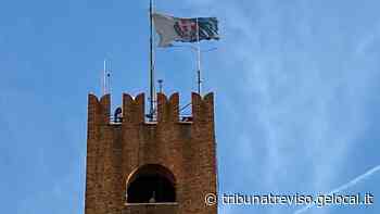 Treviso, la bandiera sulla Torre Civica è a brandelli, fioccano le proteste - La Tribuna di Treviso