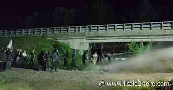 Valle di Susa, assalto No Tav: cento incappucciati contro il cantiere - Il Sole 24 ORE