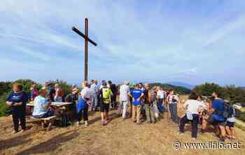 Oltre cento persone per l'inaugurazione della croce sul monte Gazzaro - Il Filo del Mugello