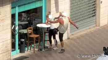 Prende a calci e schiaffi la ex in strada davanti al figlio mentre i passanti riprendono la scena - Today.it