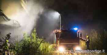 Merano, incendio notturno in riva al fiume: lo spegnimento - Alto Adige
