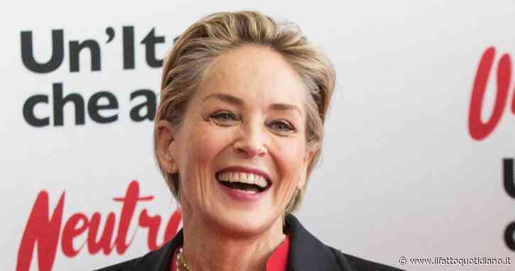 Sharon Stone e l’autoscatto in bikini a 64 anni, bellezza e ironia: “Perché mi metto sempre in forma alla fine dell’estate?”