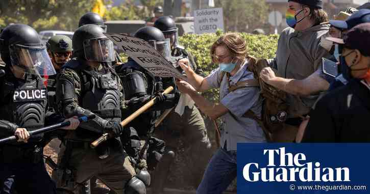 Pro- and anti-abortion groups clash at California Planned Parenthood clinic