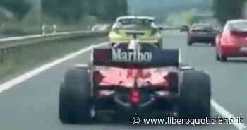 Monoposto da Formula 1 sfreccia in autostrada, tutto vero: chi c'è dentro - Liberoquotidiano.it