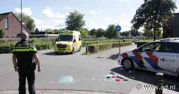 Politieauto slaat na botsing over de kop tijdens spoedrit in Eemnes - AD