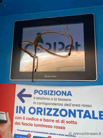 I vandali imbrattano l’ecocompattatore - Prima Chivasso
