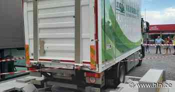 Gerenoveerd winkelcentrum net geopend... en vrachtwagen zakt door losliggende tegels - Het Laatste Nieuws