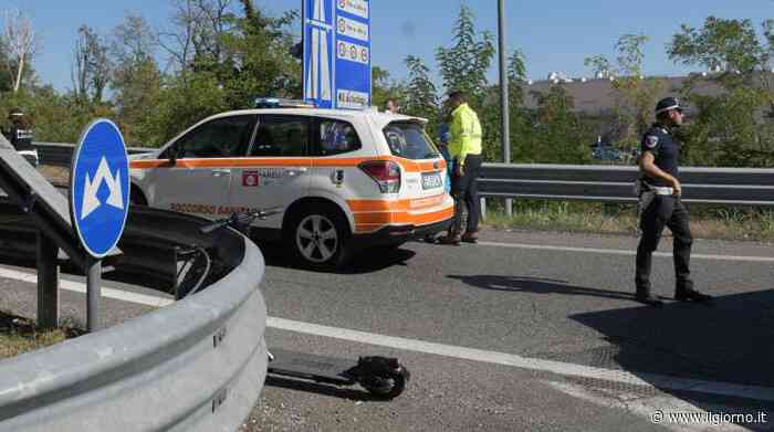 Melzo, monopattino elettrico travolto da camion: muore un 32enne - IL GIORNO