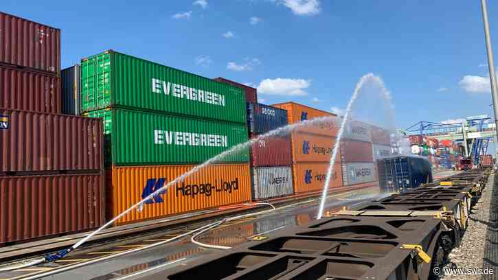 Chemieunfall Mannheim: Feuerwehr kühlt Container weiter - SWR Aktuell