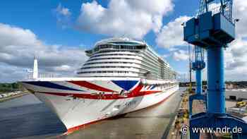 Papenburg: Kreuzfahrtschiff "Arvia" verlässt Dockhalle - NDR.de