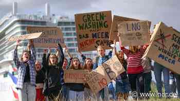 Papenburg: Kreuzfahrtschiff "Arvia" auf erster kurzer Reise - NDR.de
