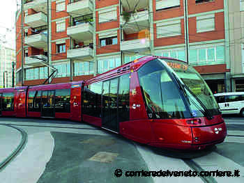 Mestre, picchia la moglie sul tram. Bloccato e allontanato dai passeggeri fino all’arrivo della polizia - Corriere