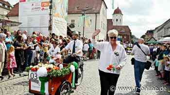 Sängerfest Finsterwalde 2022: Tausende Besucher bestaunen Festumzug - Lausitzer Rundschau