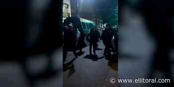 Empujones entre Máximo Kirchner y la Policía de Buenos Aires durante la movilización del sábado - El Litoral