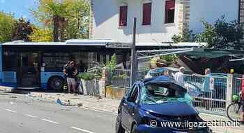 Paura a Jesolo, bus Atvo centra una Lancia Y e finisce in un cortile privato. Due ragazze 22enni gravi - ilgazzettino.it