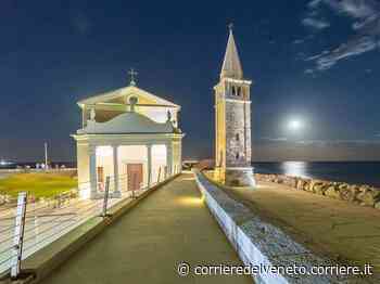Caorle, albergatori e Comune insieme: «Luci spente contro il caro bollette» - corrieredelveneto.corriere.it