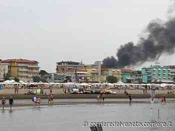 Caorle, a fuoco i capannoni della Gabbiano Tours: fumo visibile da tutta la spiaggia - corrieredelveneto.corriere.it
