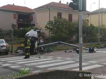 Solaro, scontro frontale si ribalta un'auto. Abbattuto il semaforo sulla Saronno-Monza - ilSaronno