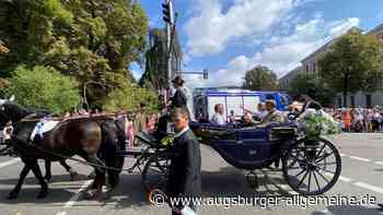 Augsburg: Plärrerumzug mit Söder, Aiwanger und Weber: Der Himmel über Augsburg ist weiß-blau | Augsburger Allgemeine - Augsburger Allgemeine