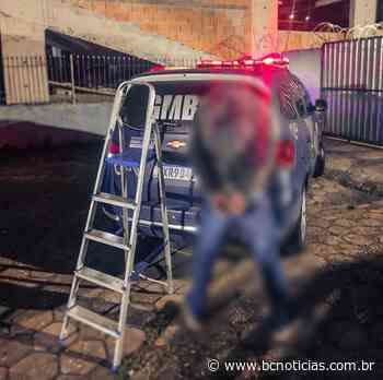 Homem é preso após furtar escada de alumínio na Rua 3110 - BC Notícias