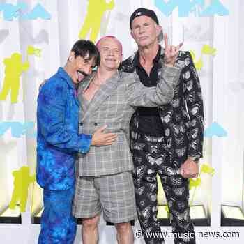 Red Hot Chili Peppers dedicate Global Icon Award to late Taylor Hawkins at MTV VMAs