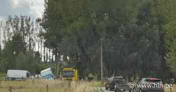 Bestelwagen in gracht op sluiproute rond wegenwerken | Lede | hln.be - Het Laatste Nieuws