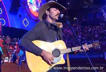 ‘Tibério’, de Pantanal, toca viola no meio da arena de Barretos | Festa do Peão de Barretos - Os Independentes