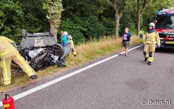 Automobilist (28) raakt ernstig gewond bij botsing tegen boom op N34 bij Eext. Rijstroken in beide richtingen lange tijd dicht - Dagblad van het Noorden