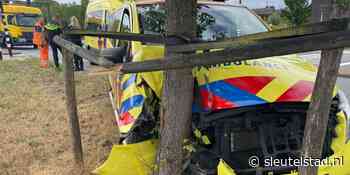 Busje van ambulancedienst botst tegen boom - Sleutelstad
