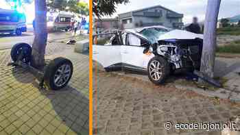 Perde il controllo dell'auto e finisce sul marciapiede: incidente all'alba su lungomare Sant'Angelo a Co-Ro | EcodelloJonio.it - Ecodellojonio