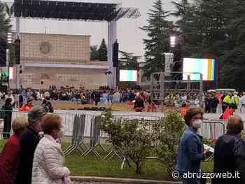 PAPA FRANCESCO A L'AQUILA: LA CITTÀ SVEGLIA ALL'ALBA PER ACCEDERE A PIAZZA DUOMO E COLLEMAGGIO | Ultime notizie di cronaca Abruzzo - AbruzzoWeb - Abruzzoweb.it