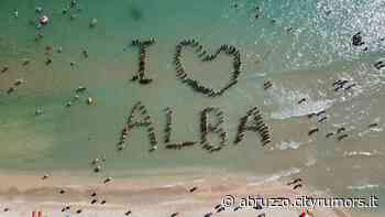I love Alba: i turisti in acqua "disegnano" la scritta in acqua - Abruzzo Cityrumors