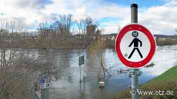 Saale überspült Bänke am Wenigenjenaer Ufer