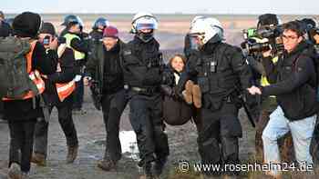 Klima-Proteste um Lützerath: Polizisten tragen Greta Thunberg weg