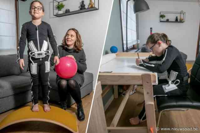 Elle (6) draagt als één van eersten in ons land een ‘robotpakje’: “We leggen haar uit dat ze om de dag even moet opladen”