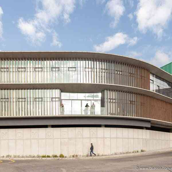 Diez + Muller Arquitectos completes sinuous office block attached to Ecuadorian factory