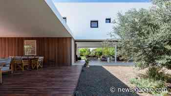House With Courtyards / Christos Pavlou Architecture - ArchDaily