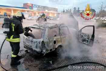 Auto prende fuoco e viene completamente distrutta dalle fiamme - SienaFree.it