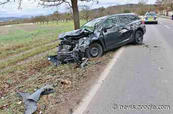 Unfall in Kernen: Frontal gegen Baum geprallt - Stuttgarter Nachrichten
