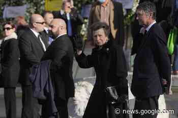 Thousands turn out to bid farewell to Greece's former king - The Reminder