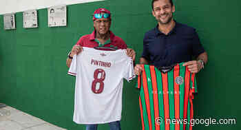 Pintinho visita o CT Carlos Castilho e recebe armadura tricolor de ... - Fluminense