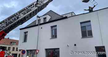 Dak vat vuur bij roofingwerken in Geluwe: “Wind heeft me genekt” - Het Laatste Nieuws