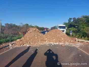 Entulho é despejado na BR-230 e gera engarrafamento ... - g1.globo.com