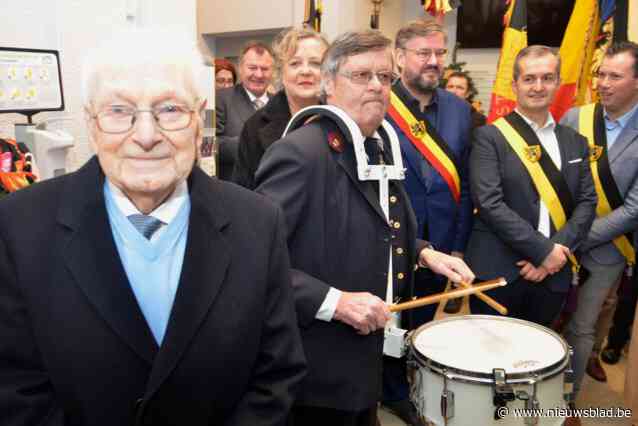 Gemeente, oudstrijdersbonden en fanfare huldigen 100-jarige Roger Cnudde