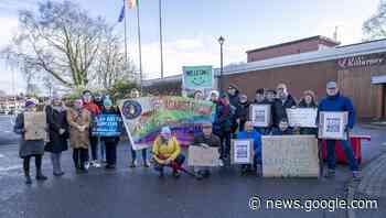 Pro and anti-immigration groups protest at Killarney direct provision ... - Independent.ie